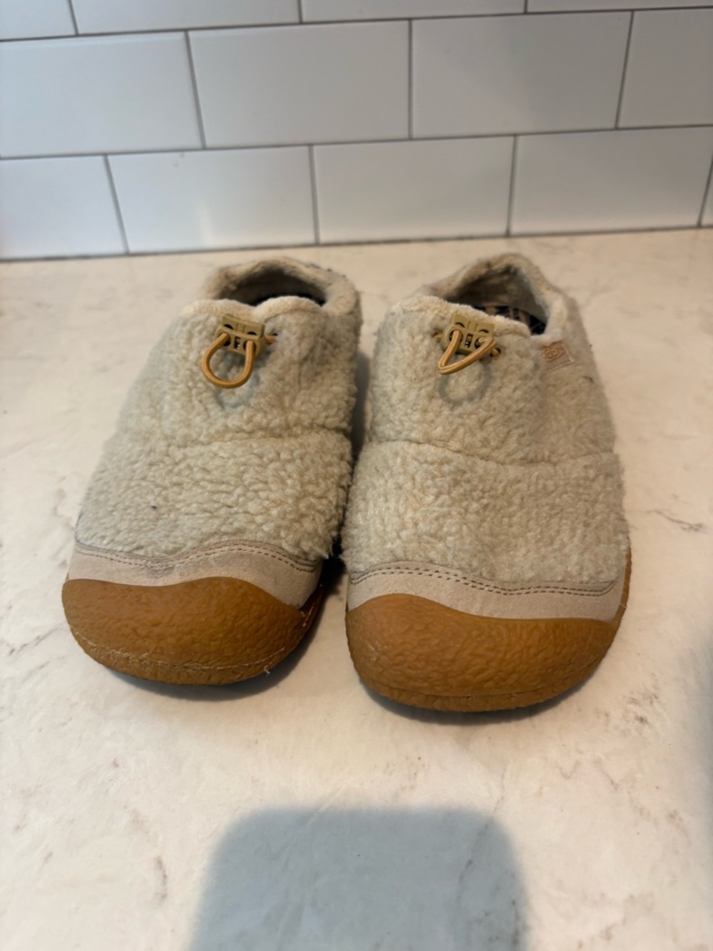 KEEN Women's Howser III Slide – Sherpa Fleece Slippers (Safari/Moco) 8